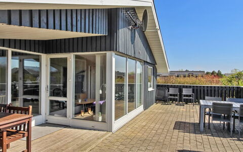 Benjamina - 530M to the Fjord: Mueble, Diseño De Interiores, Piso, Madera, Suelo, Techo, Suelos De Madera, Silla, Mesa, Encendiendo