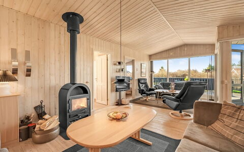 Benjamina - 530M to the Fjord: Mueble, Diseño De Interiores, Piso, Madera, Suelo, Techo, Suelos De Madera, Silla, Mesa, Encendiendo