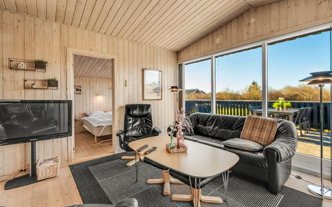 Benjamina - 530M to the Fjord: Mueble, Diseño De Interiores, Piso, Madera, Suelo, Techo, Suelos De Madera, Silla, Mesa, Encendiendo