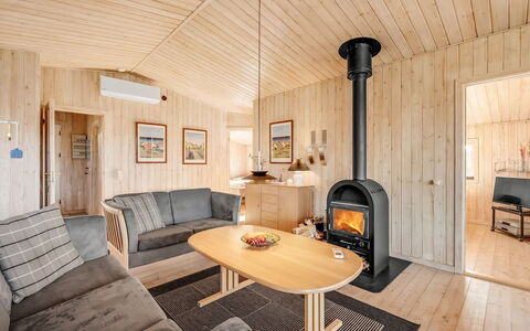 Benjamina - 530M to the Fjord: Mueble, Diseño De Interiores, Piso, Madera, Suelo, Techo, Suelos De Madera, Silla, Mesa, Encendiendo