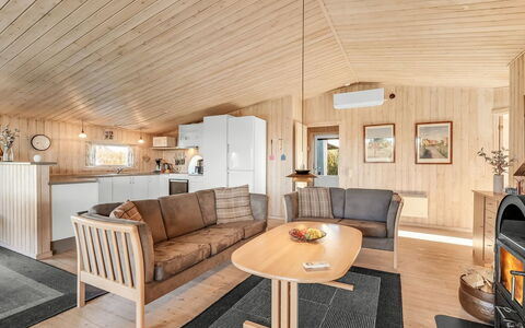 Benjamina - 530M to the Fjord: Mueble, Diseño De Interiores, Piso, Madera, Suelo, Techo, Suelos De Madera, Silla, Mesa, Encendiendo