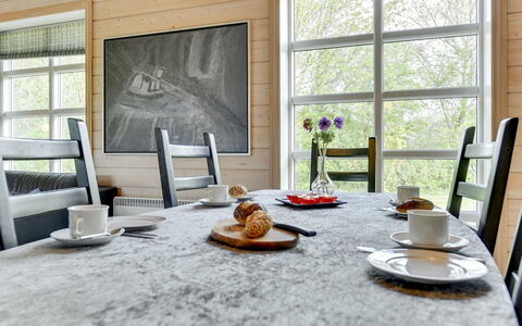 Fenja - 500M to the Fjord: Mueble, Piso, Madera, Diseño De Interiores, Mesa, Cocina Y Comedor Mesa, Silla, Comedor, Suelo, Habitación