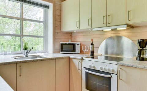 Fenja - 500M to the Fjord: Cocina, Mostrador, Aparato De Cocina, Piso, Madera, Diseño De Interiores, Gabinetes, Arreglo De Tubería, Suelo, Electrodoméstico