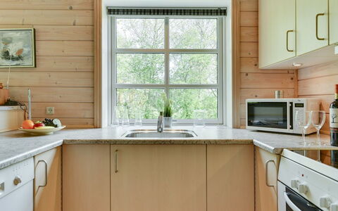 Fenja - 500M to the Fjord: Cocina, Piso, Mostrador, Madera, Aparato De Cocina, Diseño De Interiores, Arreglo De Tubería, Gabinetes, Suelo, Mueble