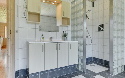 Fenja - 500M to the Fjord: Piso, Pared, Arreglo De Tubería, Suelo, Diseño De Interiores, Lavabo, Loseta, Grifo, Plomería, Baño