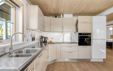 Adelia - 850M to the Fjord: Cocina, Mostrador, Piso, Diseño De Interiores, Madera, Aparato De Cocina, Techo, Suelos De Madera, Lavabo, Electrodoméstico