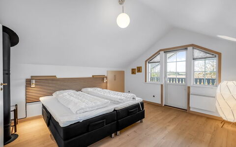 Adelia - 850M to the Fjord: Diseño De Interiores, Madera, Techo, Cama, Habitación, Mueble, Piso, Suelo, Habitación, Marco De La Cama