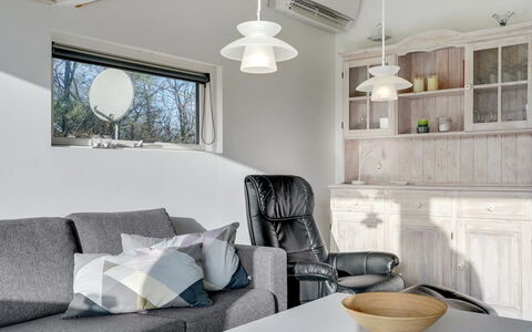Ingward - 300M to the Fjord: Mueble, Diseño De Interiores, Lámpara, Pared, Piso, Techo, Suelo, Encendiendo, Habitación, Sala