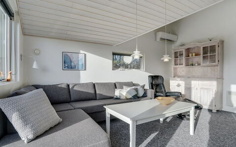 Ingward - 300M to the Fjord: Mueble, Sofá, Diseño De Interiores, Piso, Madera, Suelo, Techo, Sala, Casa