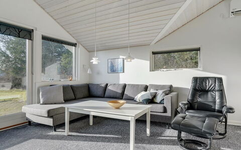 Ingward - 300M to the Fjord: Mueble, Diseño De Interiores, Sofá, Piso, Madera, Sala, Suelo, Techo, Casa, Encendiendo