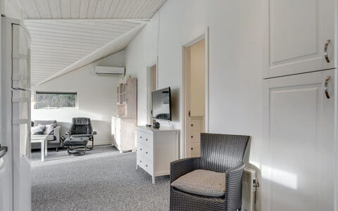 Ingward - 300M to the Fjord: Mueble, Diseño De Interiores, Piso, Techo, Suelo, Habitación, Casa, Encendiendo, Departamento, Sala