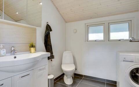 Ingward - 300M to the Fjord: Piso, Arreglo De Tubería, Suelo, Diseño De Interiores, Madera, Techo, Lavabo, Baño, Grifo, Mueble De Baño