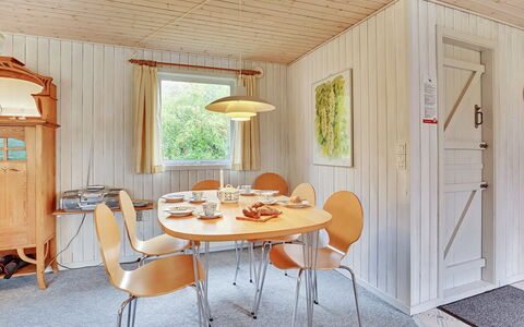 Leny - 450M to the Fjord: Diseño De Interiores, Mueble, Piso, Madera, Techo, Suelo, Lámpara, Comedor, Silla, Cocina Y Comedor Mesa