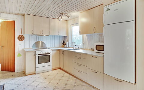 Leny - 450M to the Fjord: Piso, Madera, Suelo, Gabinetes, Cocina, Diseño De Interiores, Aparato De Cocina, Mostrador, Electrodoméstico, Techo
