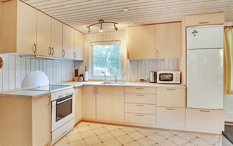 Leny - 450M to the Fjord: Piso, Madera, Cocina, Mostrador, Diseño De Interiores, Suelo, Gabinetes, Techo, Mueble, Aparato De Cocina