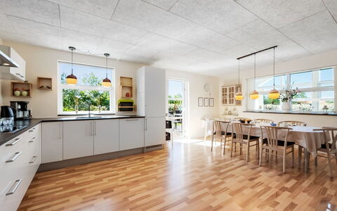 Hedevig - 800M to the Fjord: Mueble, Diseño De Interiores, Piso, Madera, Suelo, Techo, Suelos De Madera, Silla, Mesa, Encendiendo