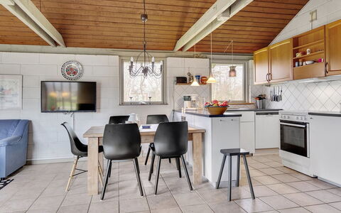 Raika - 450M to the Fjord: Mueble, Diseño De Interiores, Cocina, Piso, Madera, Techo, Suelo, Lámpara, Cocina Y Comedor Mesa, Mostrador