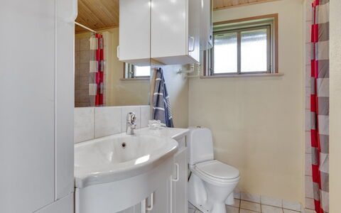 Raika - 450M to the Fjord: Arreglo De Tubería, Lavabo Del Baño, Lavabo, Baño, Piso, Suelo, Diseño De Interiores, Grifo, Plomería, Techo