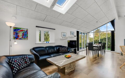 Heide - 750M to the Fjord: Madera, Techo, Diseño De Interiores, Piso, Suelo, Sala, Silla, Madera Dura, Suelos De Madera
