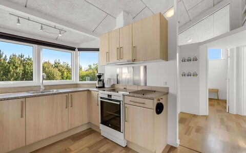 Heide - 750M to the Fjord: Cocina, Mostrador, Diseño De Interiores, Aparato De Cocina, Piso, Electrodoméstico, Techo, Suelo, Gabinetes, Habitación