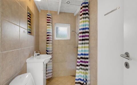 Heide - 750M to the Fjord: Piso, Asiento Del Baño, Pared, Baño, Diseño De Interiores, Suelo, Arreglo De Tubería, Baño, Techo, Habitación