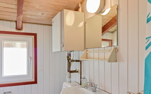 Annik - 980M to the Fjord: Madera, Diseño De Interiores, Arreglo De Tubería, Techo, Piso, Suelo, Habitación, Grifo, Lavabo Del Baño, Baño