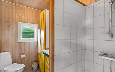 Remo - 990M to the Fjord: Piso, Pared, Suelo, Madera, Arreglo De Tubería, Diseño De Interiores, Lavabo Del Baño, Techo, Baño, Lavabo