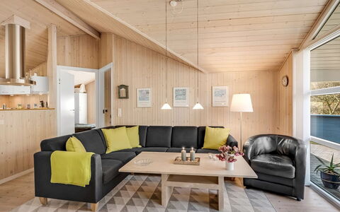 Tobbi - 1.1Km to the Fjord: Diseño De Interiores, Mueble, Piso, Madera, Sofá, Techo, Sala, Suelo, Suelos De Madera, Habitación