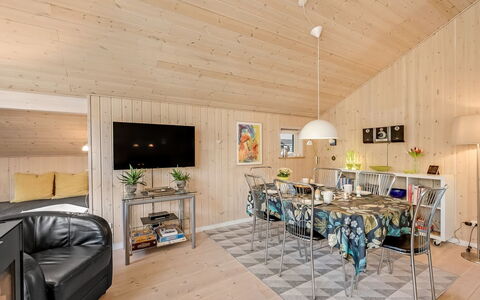 Tobbi - 1.1Km to the Fjord: Madera, Diseño De Interiores, Mueble, Techo, Habitación, Piso, Sala, Suelo, Casa, Lámpara