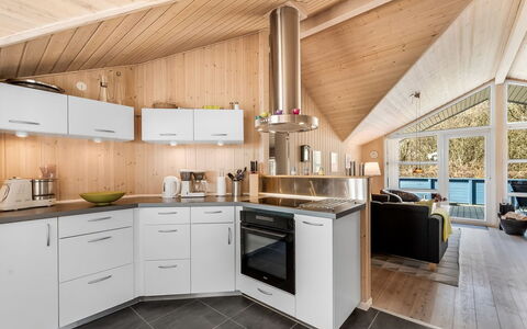 Tobbi - 1.1Km to the Fjord: Cocina, Madera, Techo, Diseño De Interiores, Mostrador, Lámpara, Casa, Mueble, Cocina Y Comedor Mesa, Electrodoméstico