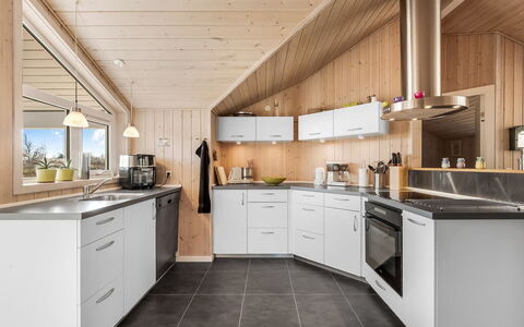 Tobbi - 1.1Km to the Fjord: Cocina, Mostrador, Madera, Electrodoméstico, Aparato De Cocina, Diseño De Interiores, Techo, Lavabo, Piso, Mueble