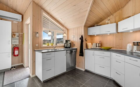 Tobbi - 1.1Km to the Fjord: Madera, Cocina, Techo, Electrodoméstico, Diseño De Interiores, Mostrador, Casa, Gabinetes, Aparato De Cocina, Habitación