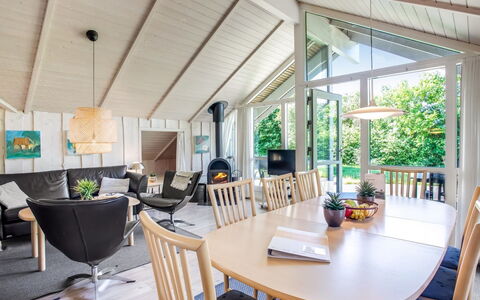 Isving - 1.1Km to the Fjord: Mueble, Diseño De Interiores, Piso, Madera, Suelo, Techo, Suelos De Madera, Silla, Mesa, Encendiendo