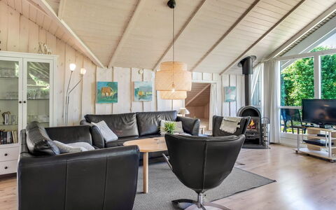 Isving - 1.1Km to the Fjord: Mueble, Diseño De Interiores, Piso, Madera, Suelo, Techo, Suelos De Madera, Silla, Mesa, Encendiendo