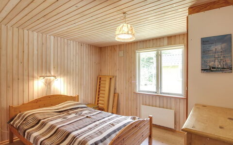 Jaane - 650M to the Fjord: Cama, Diseño De Interiores, Habitación, Pared, Piso, Mueble, Suelo, Madera, Techo, Sábana