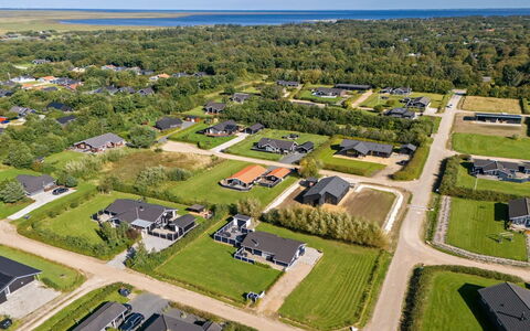 Shalin - 1.4Km to the Fjord: Mueble, Diseño De Interiores, Piso, Madera, Suelo, Techo, Suelos De Madera, Silla, Mesa, Encendiendo
