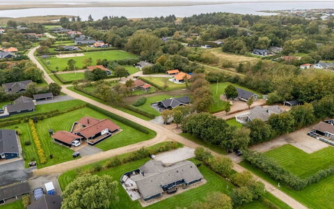 Martina - 560M to the Fjord: Barrio Residencial, Vista Panorámica, Paisaje, Casa, Casa, Fotografía Aérea, Techo, Suburbio, Llanura, El Terreno Del Lote