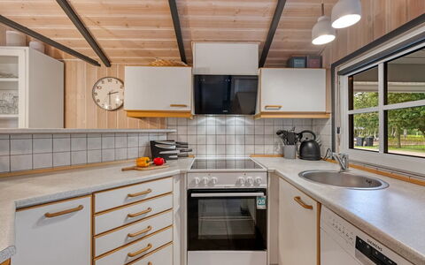 Martina - 560M to the Fjord: Cocina, Mostrador, Diseño De Interiores, Madera, Aparato De Cocina, Piso, Electrodoméstico, Techo, Arreglo De Tubería, Fregadero
