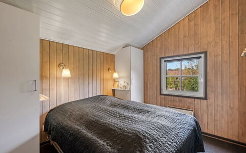 Martina - 560M to the Fjord: Madera, Diseño De Interiores, Techo, Piso, Suelo, Habitación, Lámpara, Encendiendo, Habitación, Cama