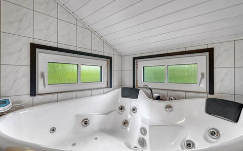 Martina - 560M to the Fjord: Arreglo De Tubería, Bañera, Diseño De Interiores, Baño, Piso, Techo, Plomería, Suelo, Grifo