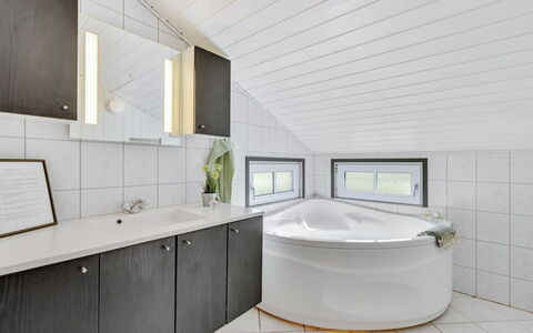 Martina - 560M to the Fjord: Mueble, Diseño De Interiores, Piso, Madera, Suelo, Techo, Suelos De Madera, Silla, Mesa, Encendiendo
