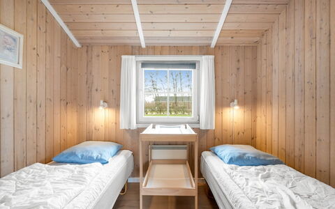 Tinka - 1.2Km to the Fjord: Madera, Habitación, Techo, Suelo, Diseño De Interiores, Cama, Lecho, Tablón, Marco De La Cama, Madera Dura