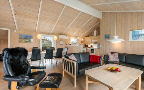 Tinka - 1.2Km to the Fjord: Mueble, Diseño De Interiores, Piso, Madera, Suelo, Techo, Suelos De Madera, Silla, Mesa, Encendiendo