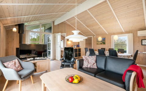 Tinka - 1.2Km to the Fjord: Mueble, Diseño De Interiores, Piso, Madera, Suelo, Techo, Suelos De Madera, Silla, Mesa, Encendiendo