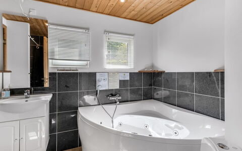 Gretje - 650M to the Fjord: Arreglo De Tubería, Bañera, Baño, Piso, Diseño De Interiores, Suelo, Techo, Grifo, Lavabo, Plomería