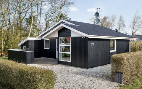 Marten - 1.2Km to the Fjord: Mueble, Diseño De Interiores, Piso, Madera, Suelo, Techo, Suelos De Madera, Silla, Mesa, Encendiendo