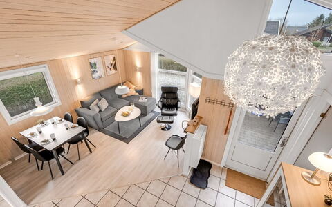Marten - 1.2Km to the Fjord: Mueble, Diseño De Interiores, Piso, Madera, Suelo, Techo, Suelos De Madera, Silla, Mesa, Encendiendo