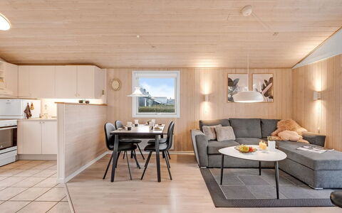 Marten - 1.2Km to the Fjord: Mueble, Diseño De Interiores, Piso, Madera, Suelo, Techo, Suelos De Madera, Silla, Mesa, Encendiendo