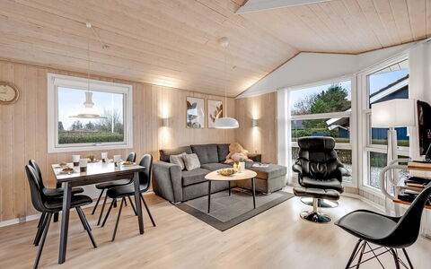 Marten - 1.2Km to the Fjord: Mueble, Diseño De Interiores, Piso, Madera, Suelo, Techo, Suelos De Madera, Silla, Mesa, Encendiendo