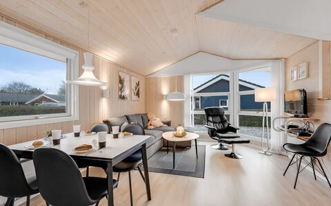 Marten - 1.2Km to the Fjord: Mueble, Diseño De Interiores, Piso, Madera, Suelo, Techo, Suelos De Madera, Silla, Mesa, Encendiendo